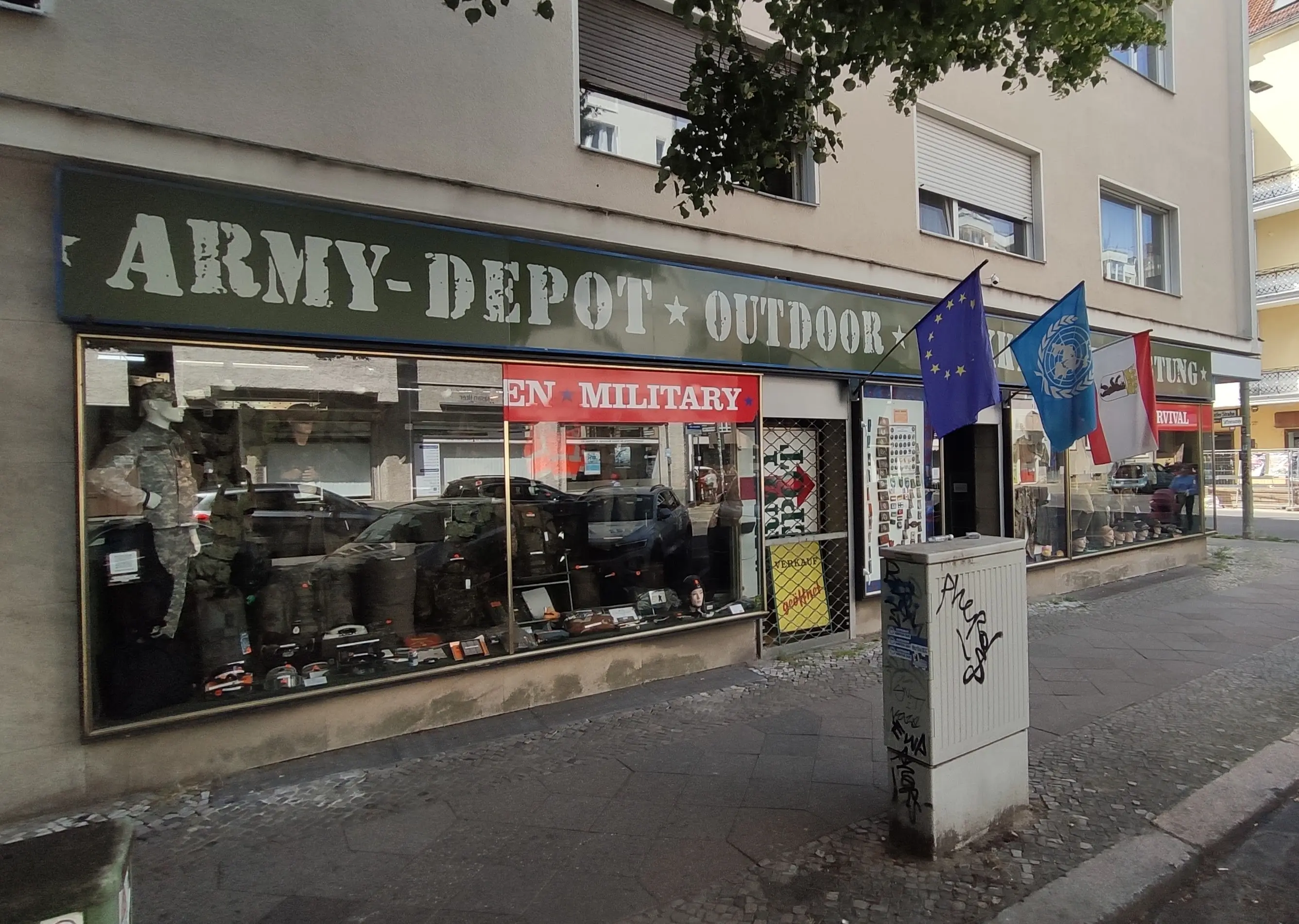 Fahnen und Ausrüstung im Schaufenster des Army Depot Berlin